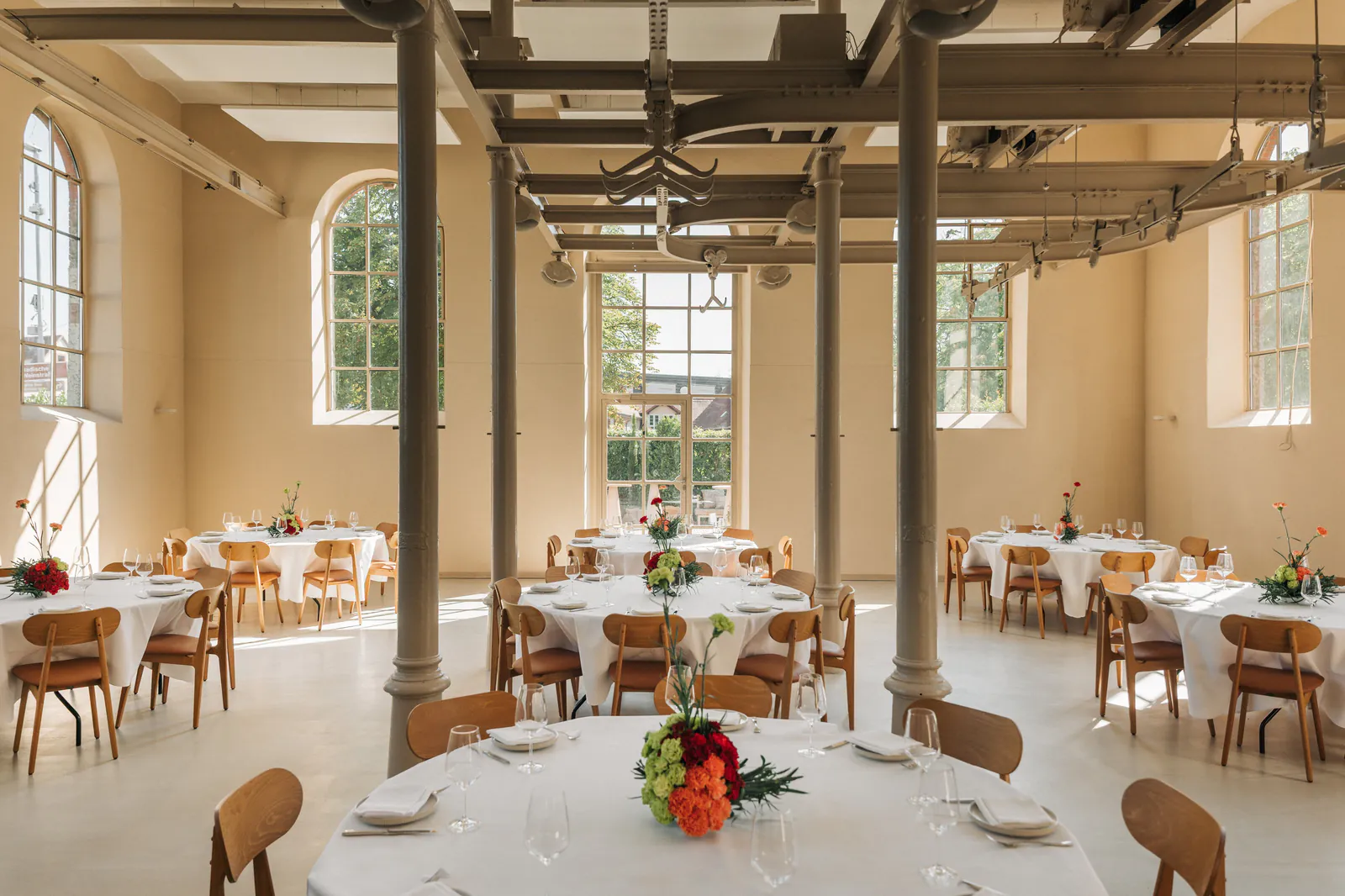 l'ab Loft — helles Loft mit runden Tischen