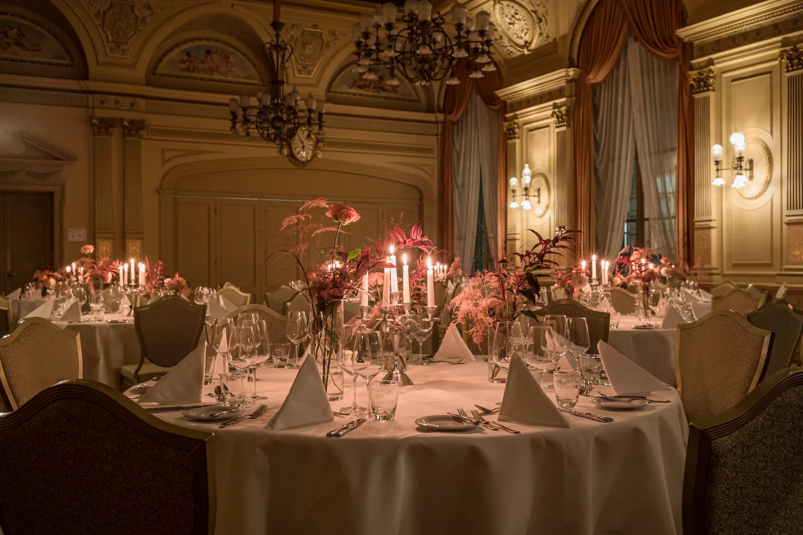 Palais Prinz Carl — festive candle-lit table