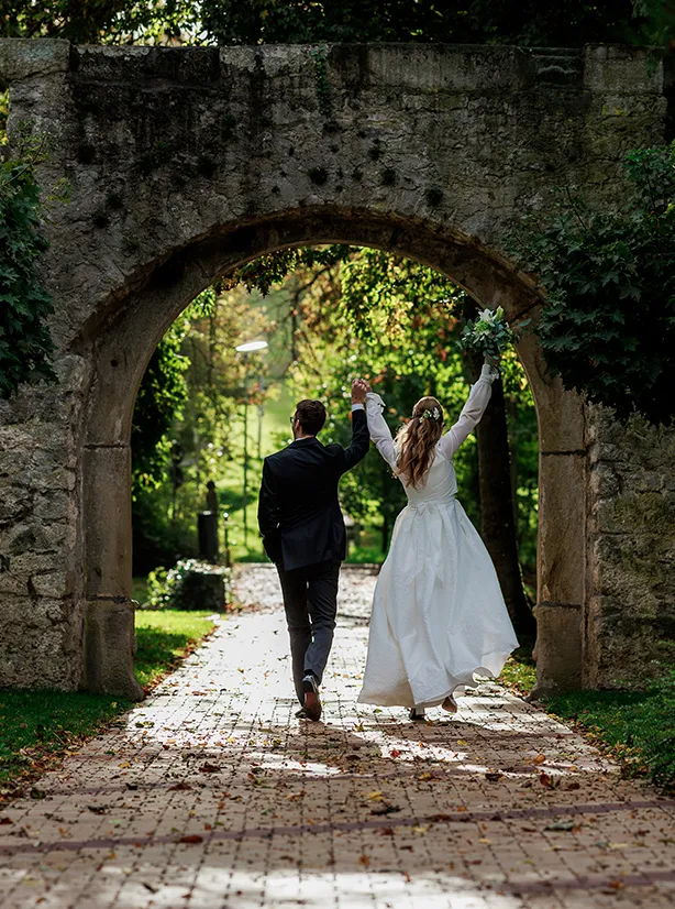Wedding couple in the park of Schloss Neckarbischofsheim